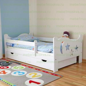 Кровать Звездочет с бортиком из массива дерева